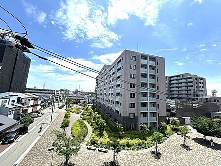 前面は道路になっているため、正面に建物がなく開放感があります。室内まで明るい光が届きます。【バルコニーからの眺望】