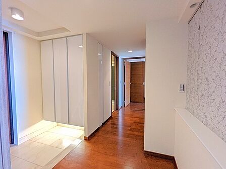 玄関には下足入とシューズインクローゼット、廊下にも収納が備わり、室内各所に収納が充実しています。【廊下】