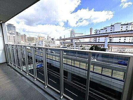 神戸ポートタワーを望む眺望(天候による)。透明感のある手すり壁で、視界を遮らず景色を楽しめます。【バルコニー】