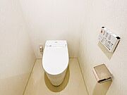 年中快適に使用可能な温水洗浄便座付きトイレです。操作がしやすい壁付けリモコンが設置されています。【トイレ】
