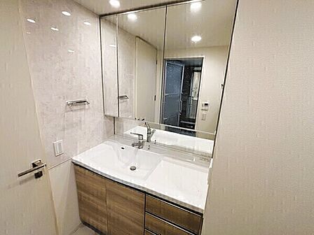身支度がしやすい3面鏡とミドルミラー付きの洗面化粧台。鏡裏やボウル下に収納が備わっています。【洗面台・洗面所】
