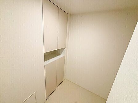 洗面所にはリネン庫が備わっています。タオル類やパジャマなどを、すっきりと整理・収納できます。【リネン庫】
