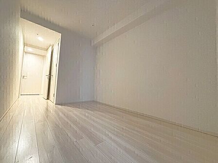 約7.2帖のゆとりある洋室です。ウォークインクローゼットが備わり、住空間を有効に活用できます。【洋室/約7.2帖】