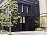エントランス：洗練されたデザインが魅力のエントランス。神戸元町商店街が徒歩圏内で、日々のお買物に便利です。【エントランス】