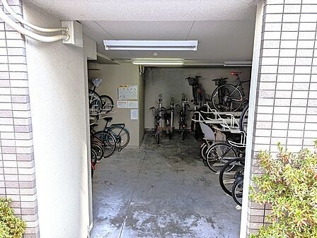 敷地内に駐輪場が設けられています。屋根があるので、雨の日も濡れずに乗り降りすることができます。【駐輪場】