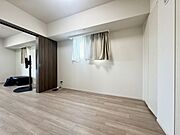 ※販売対象に家具・調度品は含まれません。LDKと引き戸で繋がる、約5帖の洋室。ライフシーンに応じて多用途に使えます。