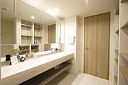 ※販売対象に家具・調度品は含まれません。ワイドカウンター(1820)の洗面化粧台。忙しい朝も並んで身支度が可能です。