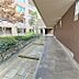 エントランス：豊かな自然と洗練された意匠が調和したエントランス。住まう人やゲストをいつも心地よく出迎えます。【エントランス】