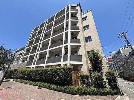 JR東海道本線「元町」駅徒歩10分。3沿線3駅利用可能。生活利便施設も身近に揃う、暮らしやすい立地。【現地外観写真】