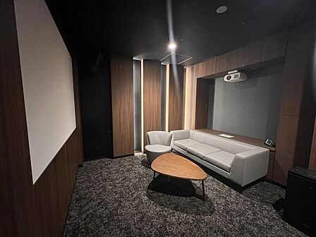 静かな空間で映画鑑賞が可能なシアタールーム