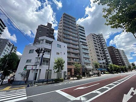交差点部分から左から2番目の建物