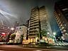 外観：写真中央2棟ある同程度の高さの建物の左側