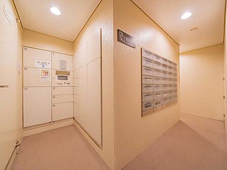 左：宅配ボックス 右：郵便ボックス