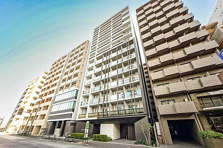 「白金高輪」駅 徒歩5分の立地(写真中央)