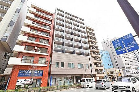 写真中央の建物
