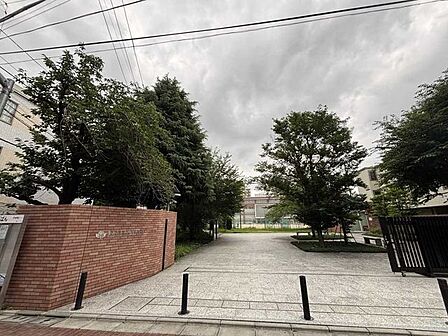 豊島区立巣鴨北中学校 650m