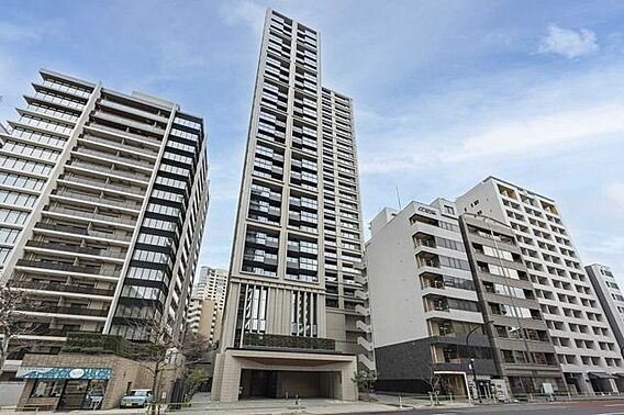 写真中央の建物