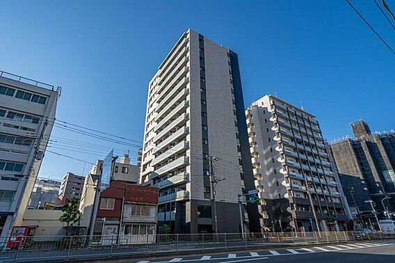 中央の建物