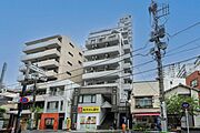 写真中央の建物