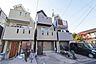 外観：中央が対象物件です