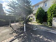 前面道路から敷地南西側を撮影