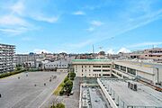 南東向き。隣接は中学校のため、陽当たり・眺望良好