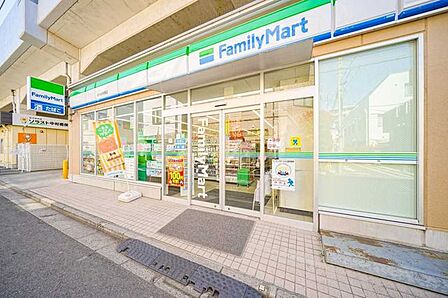 ファミリーマート 　練馬中村橋店 20m