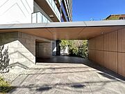 雨除けのあるエントランス