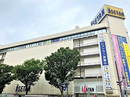 伊勢丹浦和店 850m