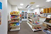 ミニショップ軽食や飲料、生活用品を取り揃えています。