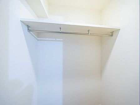 約5帖の洋室には、ウォークインクローゼットが備わっています