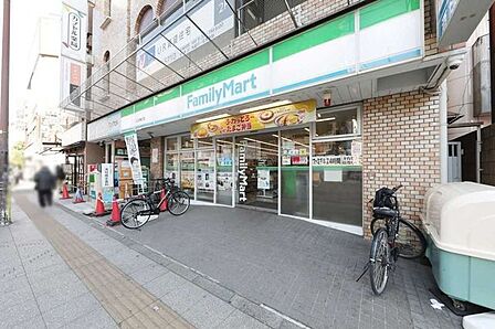  ファミリーマート 川口駅東口店 280m