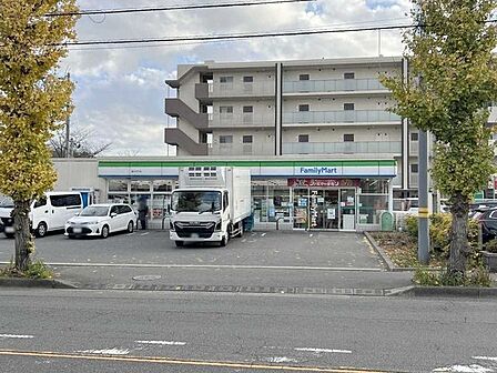 ファミリーマート藤沢円行店 160m