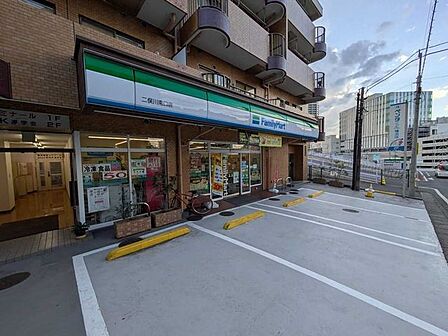 ファミリーマート二俣川南口店 712m