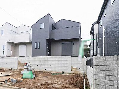 外観:全2棟 写真中央(外構工事中) 外観:全2棟 写真中央(外構工事中)