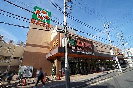 ライフ宮崎台店 210m