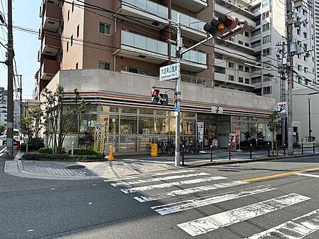 セブンイレブン梅田スカイビル前店 120m