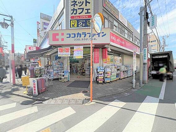 ココカラファイ...