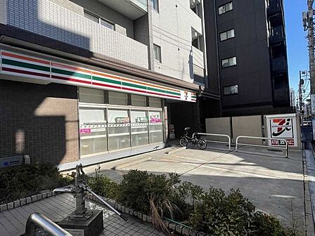 セブンイレブン新宿水道町中央支店 140m
