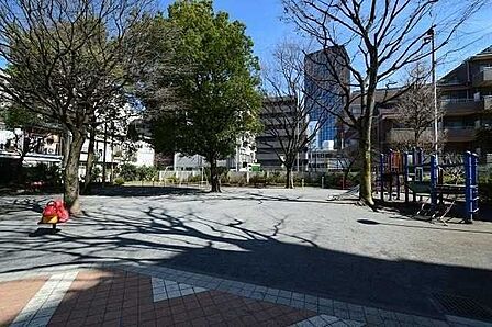 新宿区立新小川公園 950m