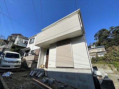 外観：建物完成！衣笠駅徒歩18分の新築戸建です。南向きのため日当たり良好です。