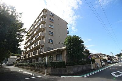 外観：エントランスにはオートロック、3DK、壁芯57．12？（壁芯）、居住用、投資用としてもおすすめです。すぐ隣は公園になっており、住環境も良好の立地。