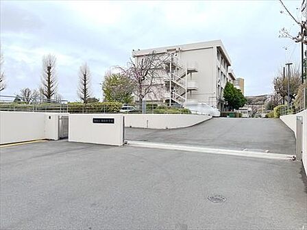多摩市立和田中学校(770m)