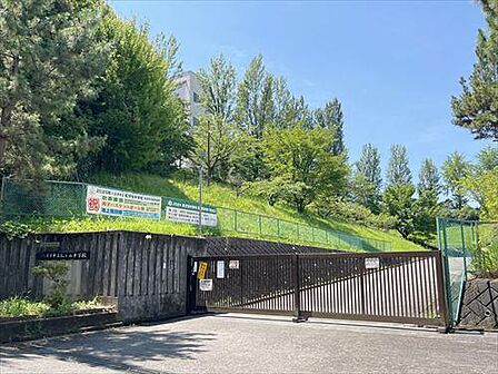 八王子市立松が谷中学校 620m