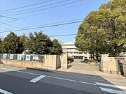 上尾市立西小学校まで740m