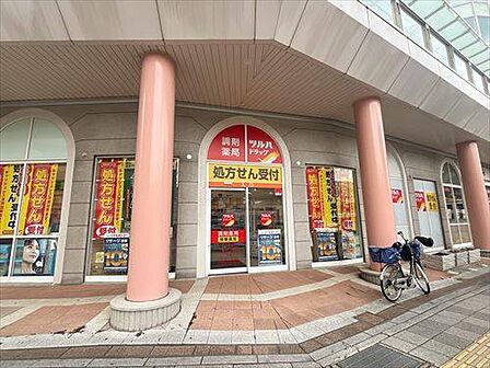 ツルハドラッグ勝川駅店まで250m