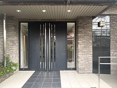 マンションの出入口