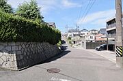 東側前面道路（南側から）-1