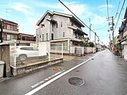 現地＋前面道路（西側から）