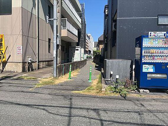 北東側前面通路...